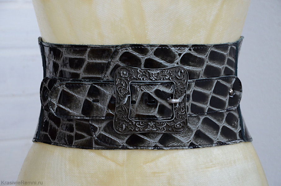 Ремень корсетный из лакированной кожи ("крокодил"). Черно-серый